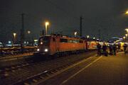 2020-12-12-014 Dortmund Hbf Abschied nehmen: der letzte lokbespannte RE 4 verlässt Dortmund Hbf und rollt nach Aachen. 111 197 zieht.