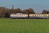 2024-11-30-023 Krefeld Forstwald 01 1075 mit Sonderzug und 110 383 am Schluss.
