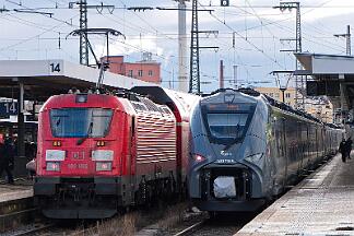 2025-01-27-039 Nürnberg Hbf 102 005 mit München-Nürnberg-Express, rechts 1483 218