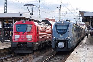 2025-01-27-040 Nürnberg Hbf 102 005 mit München-Nürnberg-Express, rechts 1483 218