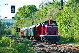 2025-04-27-005 Dortmund Barop Die Hammer Eisenbahnfreunde auf dem Weg in´s Hönnetal mit V200 033 und 212 079.