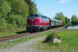 2025-04-27-006 Neuenrade Hammer Eisenbahnfreunde im Plandienst im Hönnetal mit V200 033 und 212 079