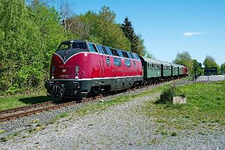 2025-04-27-007 Neuenrade Hammer Eisenbahnfreunde im Plandienst im Hönnetal mit V200 033 und 212 079