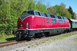 2025-04-27-008 Neuenrade Hammer Eisenbahnfreunde im Plandienst im Hönnetal mit V200 033 und 212 079