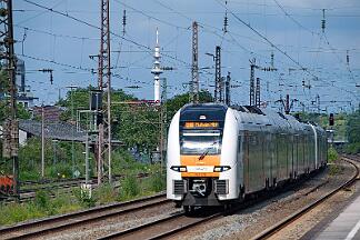 2025-07-10-011 Bochum Ehrenfeld 462 076 rollt auf dem Gegengleis am RE 16 vorbei.