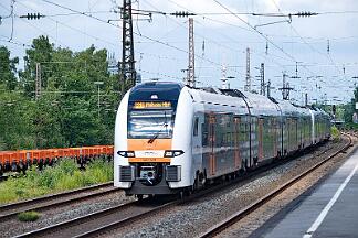 2025-07-10-012 Bochum Ehrenfeld 462 076 rollt auf dem Gegengleis am RE 16 vorbei.