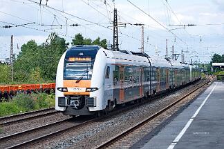2025-07-10-013 Bochum Ehrenfeld 462 076 rollt auf dem Gegengleis am RE 16 vorbei.