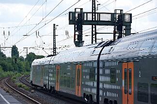 2025-07-10-014 Bochum Ehrenfeld 462 076 rollt auf dem Gegengleis am RE 16 vorbei.