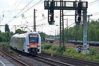 2025-07-10-016 Bochum Ehrenfeld 427 108 und 426 106 bleiben auf der Strecke stehen, nach 15 Minuten geht es weiter. 462 070 rollt auf dem Gegengleis am RE 16 vorbei.