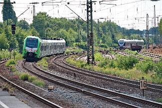 2025-07-10-018 Bochum Ehrenfeld 427 108 und 426 106 bleiben auf der Strecke stehen, nach 15 Minuten geht es weiter.
