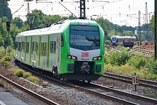 2025-07-10-019 Bochum Ehrenfeld 427 108 und 426 106 bleiben auf der Strecke stehen, nach 15 Minuten geht es weiter.