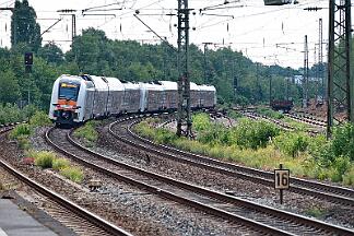 2025-07-10-022 Bochum Ehrenfeld Auch 462 009 fährt auf dem Gegengleis. Der stehengebliebene Triebwagen ist schon weiter gefahren.