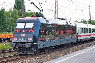 2025-07-10-033 Bochum Ehrenfeld IC 2157 mit der neuen Werbelok 101 127 auf dem Weg nach Gotha. Der erste Einsatz für die neu beklebte Lok.