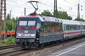 2025-07-10-034 Bochum Ehrenfeld IC 2157 mit der neuen Werbelok 101 127 auf dem Weg nach Gotha. Der erste Einsatz für die neu beklebte Lok.