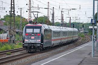 2025-07-10-036 Bochum Ehrenfeld IC 2157 mit der neuen Werbelok 101 127 auf dem Weg nach Gotha. Der erste Einsatz für die neu beklebte Lok.