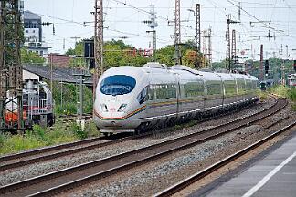 2025-07-10-048 Bochum Ehrenfeld 403 022 & 403 504 Regenbogen-ICE.