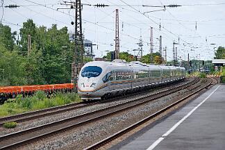 2025-07-10-049 Bochum Ehrenfeld 403 022 & 403 504 Regenbogen-ICE.