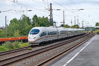 2025-07-10-050 Bochum Ehrenfeld 403 022 & 403 504 Regenbogen-ICE.