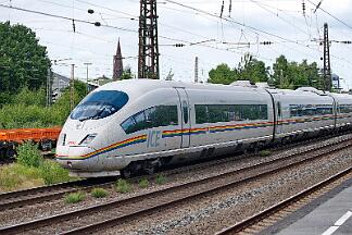 2025-07-10-051 Bochum Ehrenfeld 403 022 & 403 504 Regenbogen-ICE.