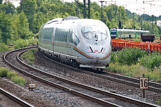 2025-07-10-053 Bochum Ehrenfeld 403 022 & 403 504 Regenbogen-ICE.