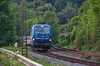 2025-07-14-002 Remagen Oberwinter 192 016 mit Autozug Richtung Norden. Wegen einer Störung in Brühl wird der Zug in Mehlem an die Seite genommen.