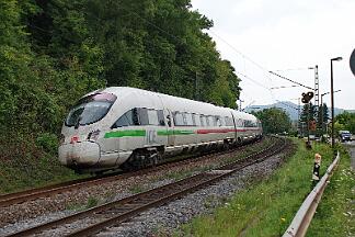 2025-07-14-010 Remagen Oberwinter 411 017 (vorne) und 411 055 auf dem Weg nach Wien.