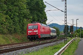 2025-07-14-022 Remagen Oberwinter 101 083 zieht EC 9 nach Basel.