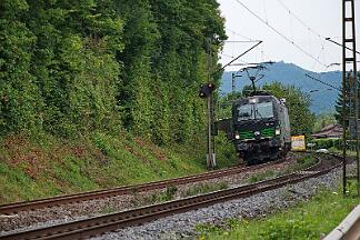 2025-07-14-026 Remagen Oberwinter 193 724 mit Containern Richtung Süden. Wegen einer Störung in Koblenz wird der Zug in Brohl an die Seite genommen.