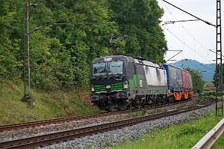 2025-07-14-027 Remagen Oberwinter 193 724 mit Containern Richtung Süden. Wegen einer Störung in Koblenz wird der Zug in Brohl an die Seite genommen.