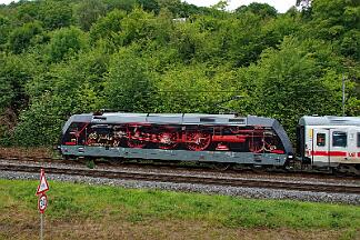 2025-07-14-040 Remagen Oberwinter Stark verspäteter IC 2013 auf dem Weg nach Oberstdorf mit der neuen Werbelok 101 127.
