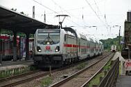 2025-07-14-053 Bonn Mehlem 147 568, rechts steht der RE 5 nach Oberhausen, der hier gestrandet ist.