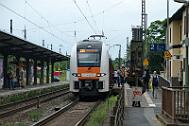 2025-07-14-056 Bonn Mehlem 462 074 steht ca. 45 Minuten in Mehlem hinter dem Bahnsteig, am Ausfahrtsignal. Dann rollt er zurück an den Bahnsteig, um später dann doch nach Oberhausen zu...