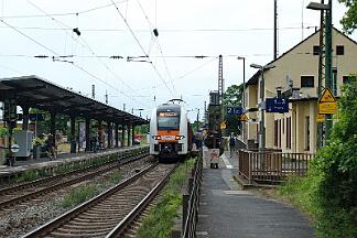 2025-07-14-057 Bonn Mehlem 462 074 steht ca. 45 Minuten in Mehlem hinter dem Bahnsteig, am Ausfahrtsignal. Dann rollt er zurück an den Bahnsteig, um später dann doch nach Oberhausen zu...
