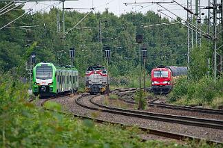 2025-07-31-053 Bochum Riemke 193 335 wartet in der Abstellung auf Weiterfahrt. 3427 001 fährt nach Haltern und 271 006 wird Richtung Ehrenfeld fahren.