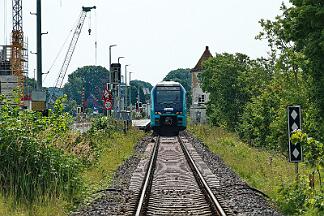 2025-08-14-009 Boren Lindaunis 526 051 wendet an der Lindaunisbrücke.
