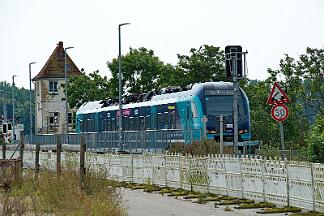 2025-08-14-010 Boren Lindaunis 526 051 wendet an der Lindaunisbrücke.