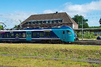 2025-08-16-009 Flensburg 526 002 hat Flensburg erreicht und fährt zurück bis Schleibrücke. ZUm Aufladen des Akku´s ist der Stromabnehmer am Fahrdraht.
