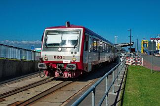 2025-08-18-006 Dagebüll Mole Dieser Triebwagen besteht aus 628 505 und 628 506. Hier mit Kurswagen für den IC nach Köln.