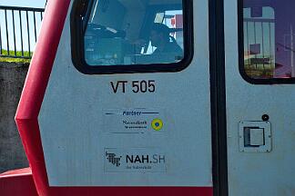 2025-08-18-007 Dagebüll Mole Dieser Triebwagen besteht aus 628 505 und 628 506. Hier mit Kurswagen für den IC nach Köln.