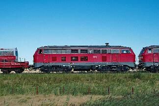 2025-08-18-093 Emmelsbüll Lehnshallig 218 832 (vorne) und 218 366 ziehen einen Autozug nach Niebüll.