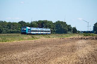 2025-08-18-118 Niebüll Südergotteskogweg 245 215 mit RE 6 nach Westerland.