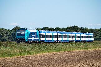 2025-08-18-119 Niebüll Südergotteskogweg 245 215 mit RE 6 nach Westerland.