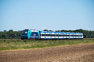 2025-08-18-120 Niebüll Südergotteskogweg 245 215 mit RE 6 nach Westerland.