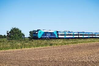 2025-08-18-121 Niebüll Südergotteskogweg 245 215 mit RE 6 nach Westerland.