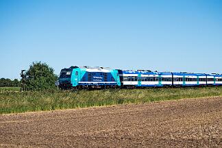 2025-08-18-122 Niebüll Südergotteskogweg 245 215 mit RE 6 nach Westerland.