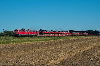 2025-08-18-132 Niebüll Südergotteskogweg 218 366 (vorne) und 218 832 mit Autozug nach Westerland.