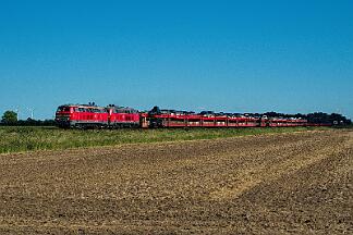 2025-08-18-134 Niebüll Südergotteskogweg 218 366 (vorne) und 218 832 mit Autozug nach Westerland.