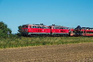 2025-08-18-135 Niebüll Südergotteskogweg 218 366 (vorne) und 218 832 mit Autozug nach Westerland.
