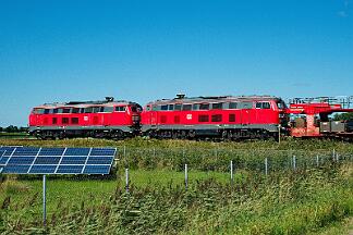 2025-08-18-139 Niebüll Südergotteskogweg 218 366 (vorne) und 218 832 mit Autozug nach Westerland.