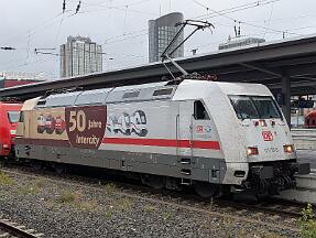 2025-10-21-001 Dortmund Hbf 101 066 und 101 110 (Werbung) mit IC 2013.
